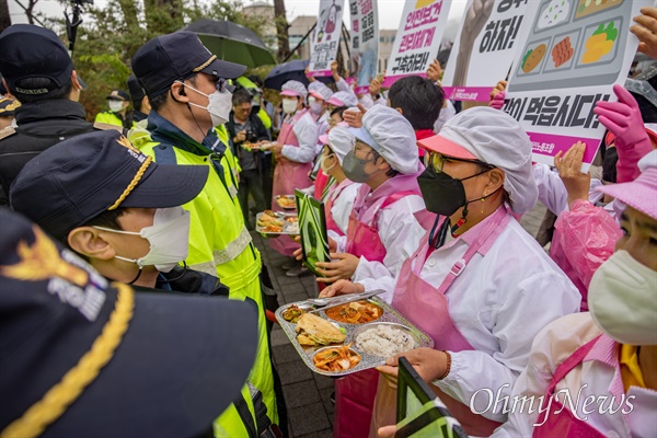  민주노총 전국학교비정규직노동조합 소속 급식노동자 등이 15일 오전 서울 용산구 대통령 집무실 앞에서 급식실 안전보건 관리체계 구축 및 산업재해 예방 국정과제 이행, 학교급식실 적정인원 배치 등을 요구하며 '점심한끼 같이 먹읍시다' 기자회견을 하던 중 식판을 들고 이동하던 중 경찰과 대치 하고 있다.