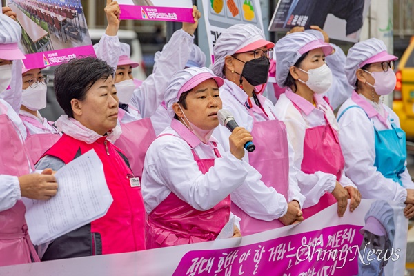  민주노총 전국학교비정규직노동조합 소속 급식노동자 등이 15일 오전 서울 용산구 대통령 집무실 앞에서 급식실 안전보건 관리체계 구축 및 산업재해 예방 국정과제 이행, 학교급식실 적정인원 배치 등을 요구하며 '점심한끼 같이 먹읍시다' 기자회견을 하고 있다.