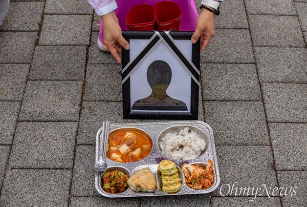  민주노총 전국학교비정규직노동조합 소속 급식노동자 등이 15일 오전 서울 용산구 대통령 집무실 앞에서 급식실 안전보건 관리체계 구축 및 산업재해 예방 국정과제 이행, 학교급식실 적정인원 배치 등을 요구하며 '점심한끼 같이 먹읍시다' 기자회견을 하고 있다.