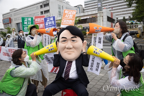  민주노총 전국교육직공무본부 조합원들이 15일 오전 서울 용산구 대통령실 앞에서 7.2총궐기 선포기자회견을 열고 비정규직철폐, 교육복지강화, 차별없는 임금체계 등을 주장하고 있다. 