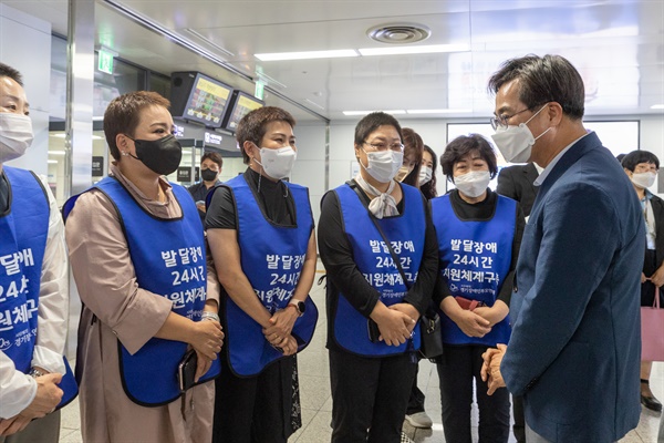 김동연 경기도지사 당선인은 15일 오후 수원역에 마련된 ‘발달.중증장애인 참사 경기도 분향소’를 방문, "지속 가능한 대안을 찾아보도록 노력하겠다”고 밝혔다.