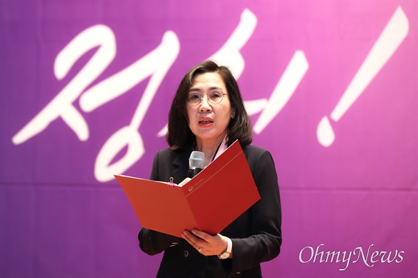 김현숙 여성가족부 장관이 15일 오후 국회 의원회관 대회의실에서 열린 '제3회 여성정치인 어울모임 - 제8회 전국 동시 지방선거 당선자 축하모임'에서 인사말을 하고 있다.