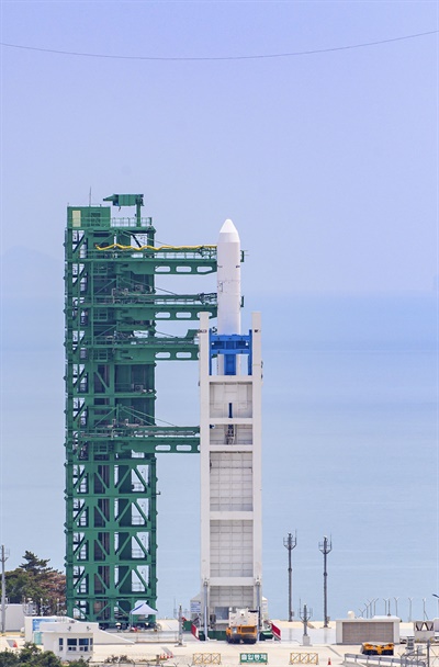 순수 국내 기술로 설계·제작된 한국형 발사체 누리호(KSLV-Ⅱ) 2차 발사 예정일을 하루 앞둔 15일 오전 전남 고흥군 나로우주센터 발사대에서 누리호가 기립해 있다.