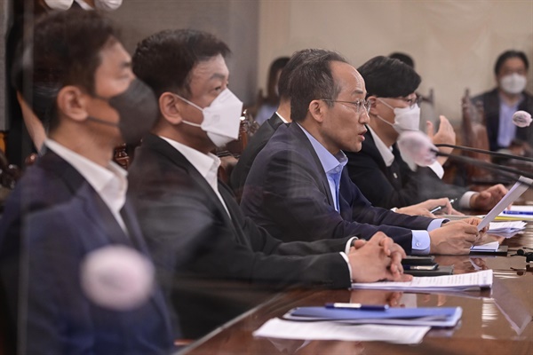 추경호 경제부총리 겸 기획재정부 장관이 16일 오전 서울 중구 은행회관에서 열린 비상 거시경제 금융회의를 마친 뒤 브리핑을 하고 있다.