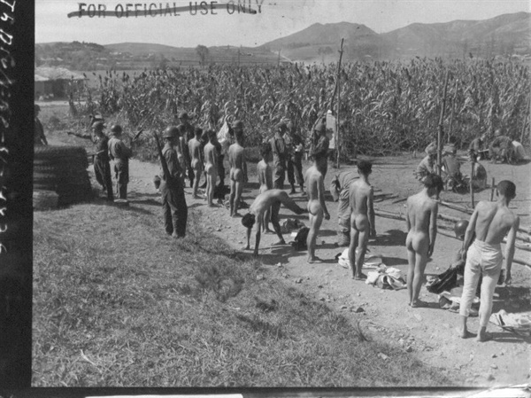 1950. 9. 20. 유엔군들이 인민군 포로들을 벌거벗긴 채 검색하고 있다.