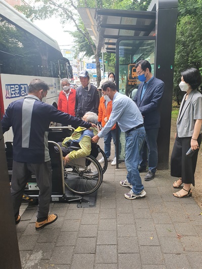 정명근 화성시장 당선인이 16일 오전 병점 화남아파트 앞에서 열린 화성시 중증장애인 나들이 행사에서 참가자들을 격려하고 있다.