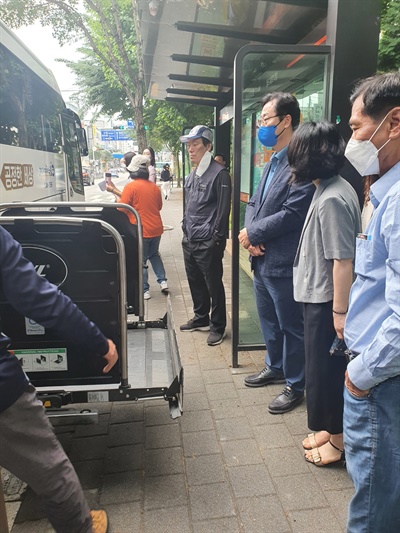  정명근 화성시장 당선인이 16일 오전 병점 화남아파트 앞에서 열린 화성시 중증장애인 나들이 행사에서 참가자들을 격려하고 있다.