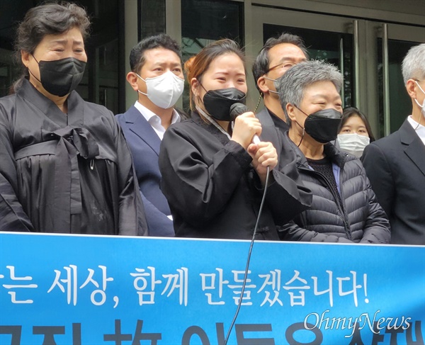 동국제강 포항공장에서 작업중 숨진 고 이동우씨 부인 권금희씨가 16일 오후 서울 중구 동국제강 본사 앞에서 기자회견을 하며 눈물을 흘리고 있다. 