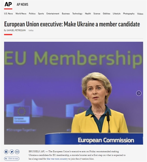유럽연합(EU) 집행위원회 우크라이나 가입 후보국 지위 추천을 보도하는 AP통신 갈무리.