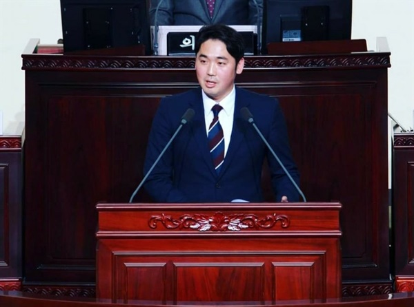 신정현 의원이 경기도의회 단상에서 조례개정에 대한 제안설명을 하고 있다.