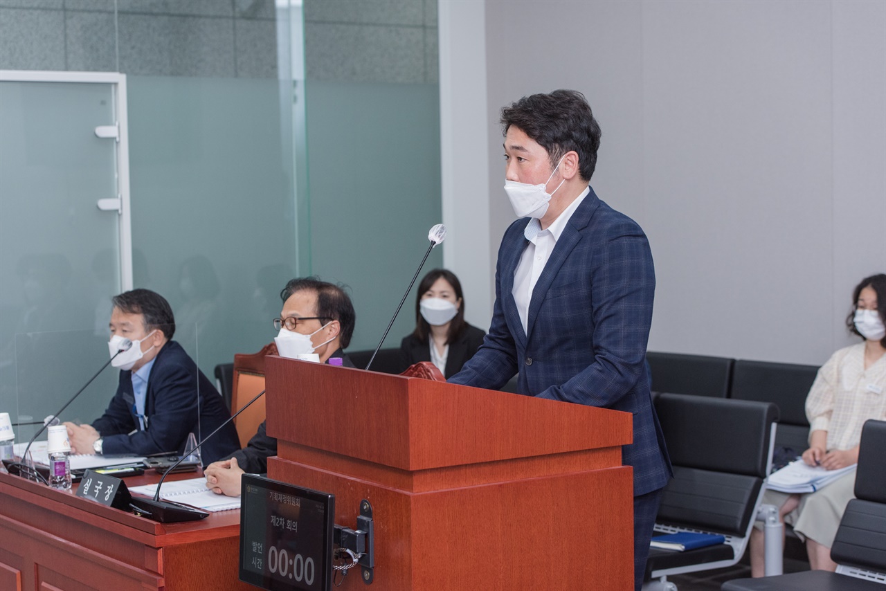 신정현 경기도의원이 의사당 발언대에서 도정 질의를 하고 있다.