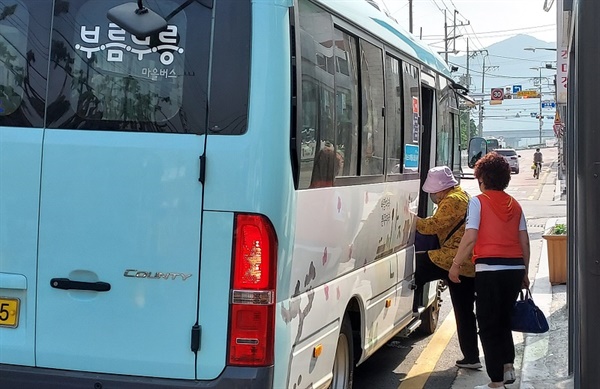 한 어르신이 완주군 마을버스에 힘겹게 오르고 있다.