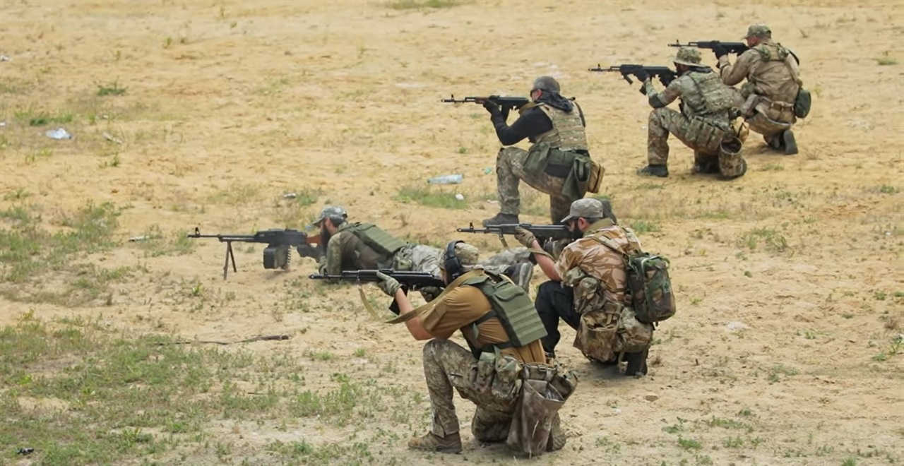 크림 타타르 부대원들이 사격 훈련을 하고 있다. 전투 경험이 많지만 공격용 중화기와 개인 보호 장구가 많이 부족하다. 