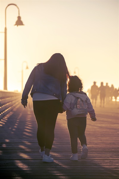아이와 함께 걷는 엄마.