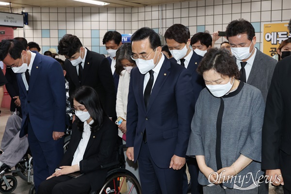 더불어민주당 박홍근 원내대표와 의원들이 20일 오후 서울 용산구 삼각지역에 마련된 발달·중증장애인 참사 분향소를 방문해 묵념하고 있다.