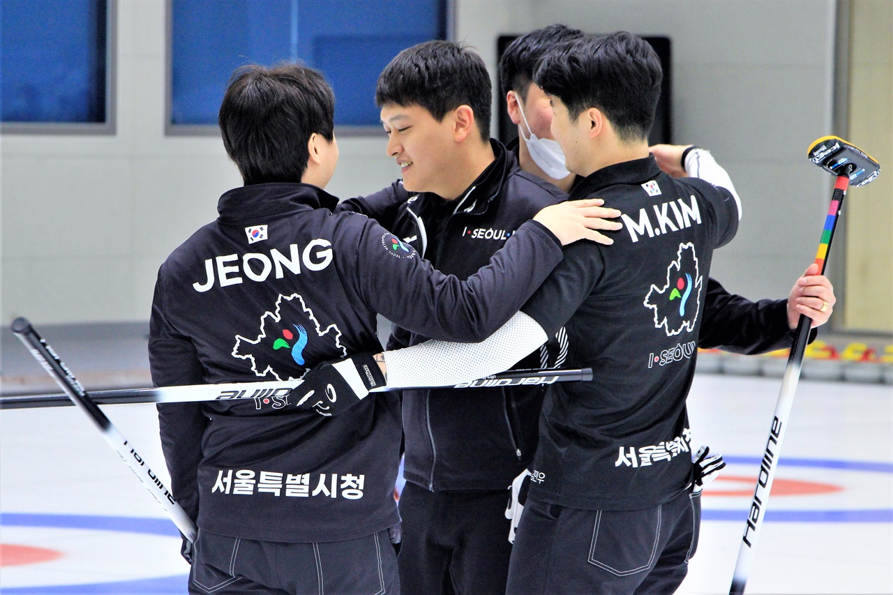  2022 한국컬링선수권대회에서 우승을 차지하며 국가대표가 된 서울시청 선수들이 기쁨을 나누고 있다.