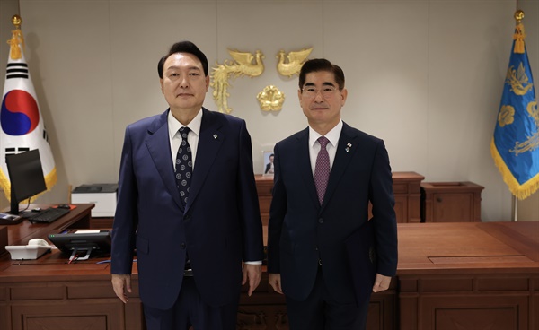 윤석열 대통령이 지난 6월 20일 서울 용산 대통령실 청사에서 김용현 대통령경호처장에게 임명장을 수여한 뒤 기념촬영을 하고 있다.