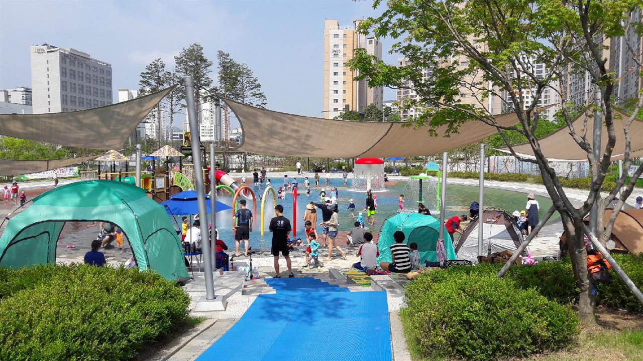 경기 성남시가 탄천과 공원, 놀이터 등 25곳에 물놀이장을 조성해 오는 25일 개장한다. 
