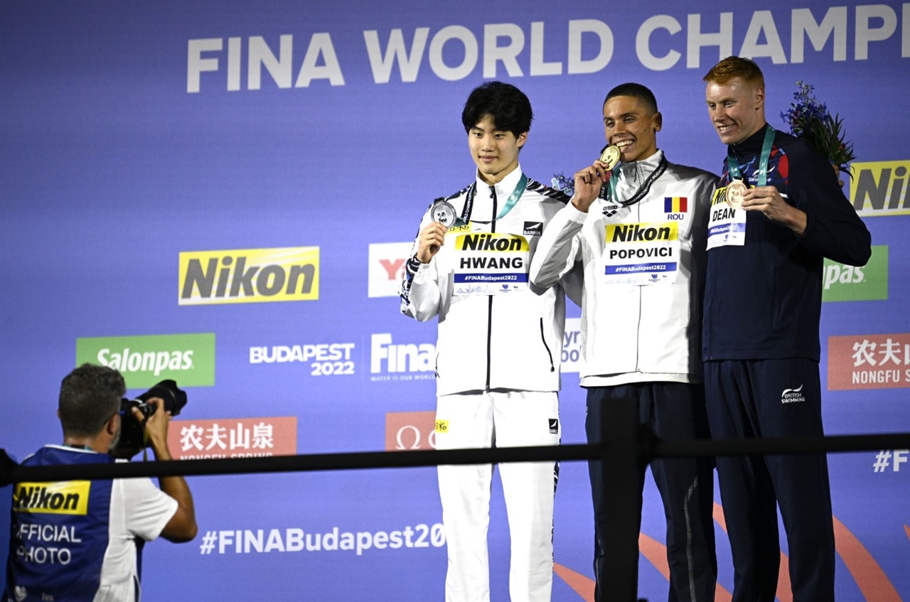  2022 국제수영연맹 세계수영선수권대회 남자 자유형 200m에서 은메달을 따고 시상대에 오른 황선우