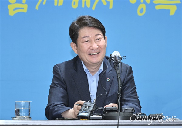 권영진 대구시장이 21일 대구시청에서 민선 7기 이임 기자간담회를 갖고 시민들에게 감사의 인사를 올렸다.