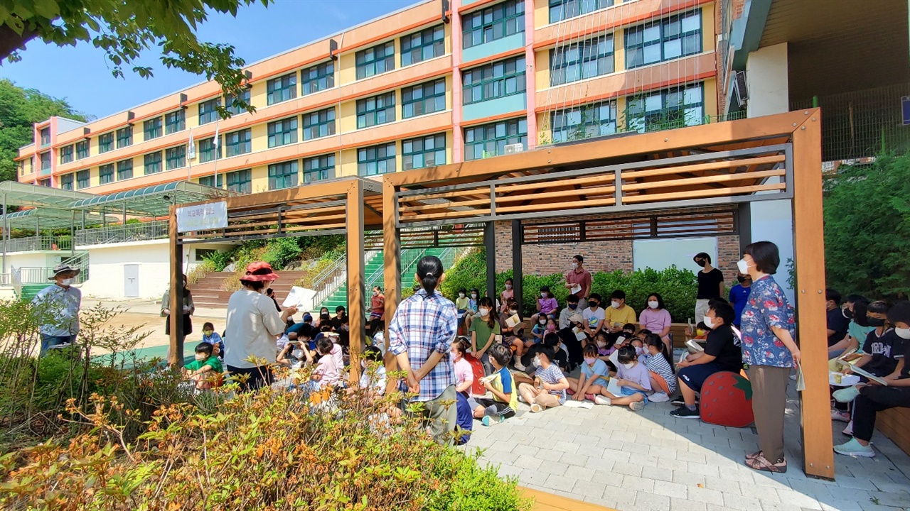 21일 서울홍연초등학교 학생들이 관찰노트를 보며 벼농사에 대한 설명을  듣고 있다.