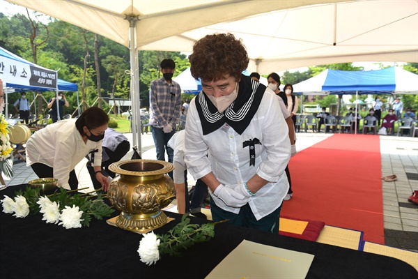 6월 21일 오전 10시에, 오가낭뜰 근린공원(세종시 아름동)에서 개최된 제8회 세종시 보도연맹희생자 위령제에서 참가자들이 헌화와 묵념을 진행하고 있다.