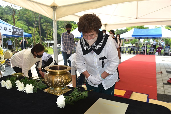  6월 21일 오전 10시에, 오가낭뜰 근린공원(세종시 아름동)에서 개최된 제8회 세종시 보도연맹희생자 위령제에서 참가자들이 헌화와 묵념을 진행하고 있다.