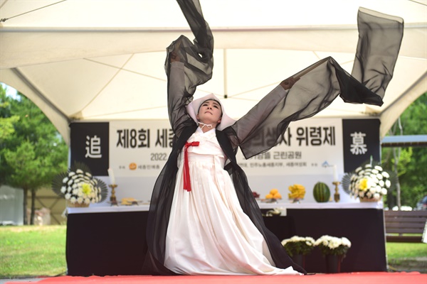 추모퍼포먼스 ‘추억’에서 오수진씨가 춤 공연을 하고 있다.