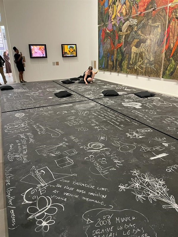 Friedrichcianum 미술관에 설치되어 있는 작품. 바닥에 누구나 분필로 그림을 그리거나 글자를 적어 넣을 수 있다.