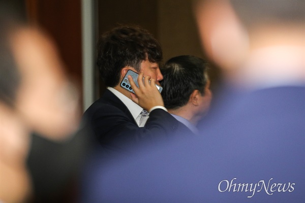 국민의힘 이준석 대표가 22일 서울 중구 롯데호텔에서 열린 '2022 경향포럼'에서 전화통화를 하고 있다.
