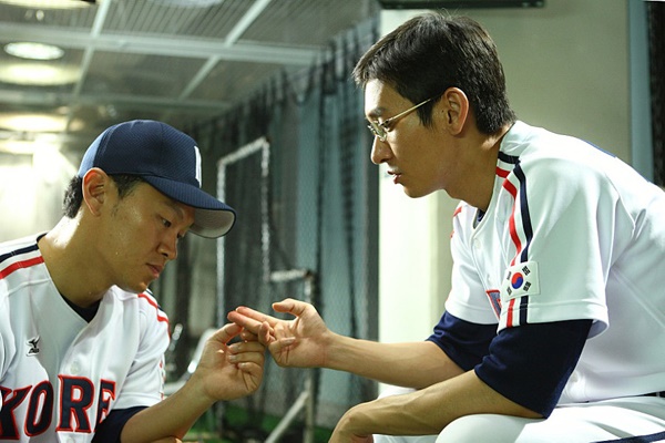  최동원(조승우 분,오른쪽)과 선동열(양동근 분)이 국가대표로 활약하던 시절은 한국 아마추어 야구의 최전성기였다.