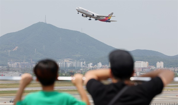 5월 31일 서울 강서구 국립항공박물관 옥상 전망대에서 바라본 김포공항 활주로 위로 비행기가 이륙하고 있다.