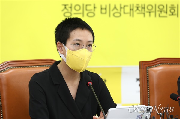 정의당 장혜영 의원이 6월 22일 오전 국회에서 열린 의원총회에서 발언하고 있다.