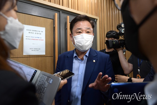 더불어민주당 송갑석 의원이 22일 오전 국회 의원회관에서 열린 비공개 재선의원 간담회에 참석하며 취재진 질문을 받고 있다. 