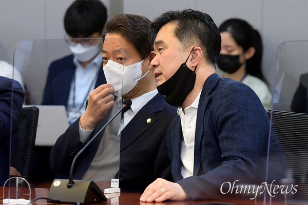 더불어민주당 김영호·김종민 의원이 22일 오전 국회 의원회관에서 열린 비공개 재선의원 간담회를 앞두고 대화하고 있다. 