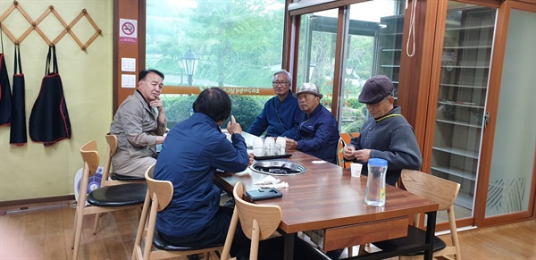 김민곤과 김광철이 취재를 온다고 하여 장권호 선생 셋째 형님인 전교조의 장범호 선생과 전교조 전 광주 지부장 등이 저녁 식사를 함께 하며 전교조와 장권호 선생에 대한 이야기를 나누었다.