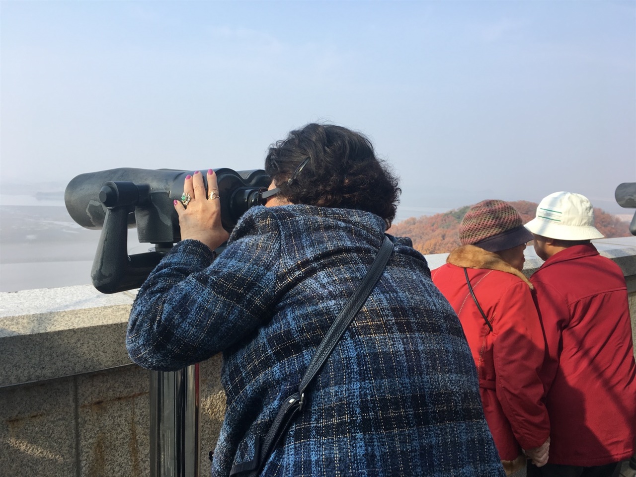 개풍군 실향민들이 경기도 파주 오두산 통일전망대를 찾아 망원경으로 강건너 고향을 살펴보고 있다. 