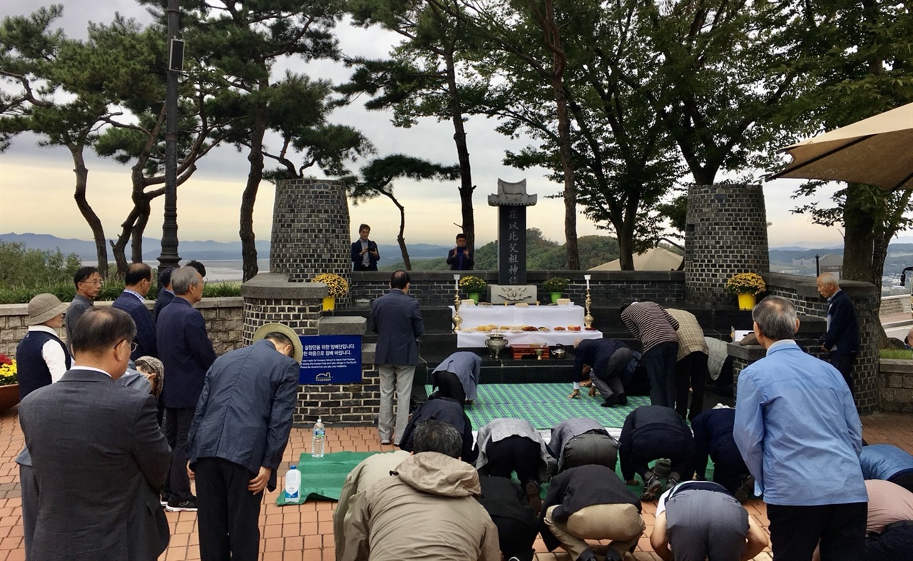 개풍군 임한면 출신 실향민들이 파주 오두산 통일전망대 망향제단에서 고향 선부조를 기리는 제를 올리고 있다. 전망대에서 고향 개풍군 임한면을 직접 볼 수 있다.