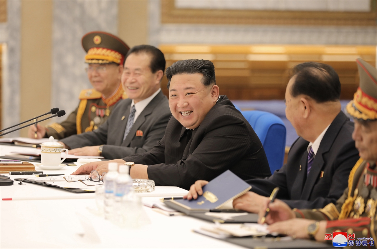 북한 김정은 국무위원장은 지난 21일에 이어 22일 노동당 중앙군사위원회 제8기 제3차 확대회의를 주재하고 전선부대 작전 임무 추가와 작전계획 수정안, 군사조직 개편 문제 등을 논의했다고 조선중앙통신이 23일 밝혔다. 2022.6.23