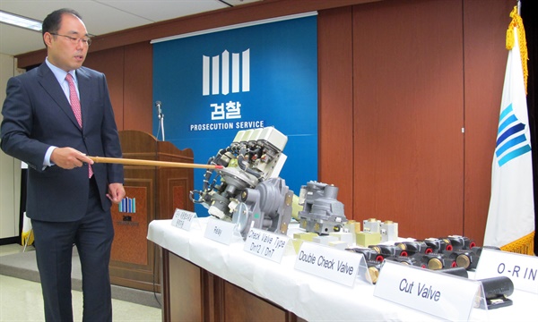 2013년 10월 15일, 신응석 당시 광주지검 특수부장 검사가 KTX 납품비리 수사 결과 발표에 앞서 부정부품들을 설명하고 있다.