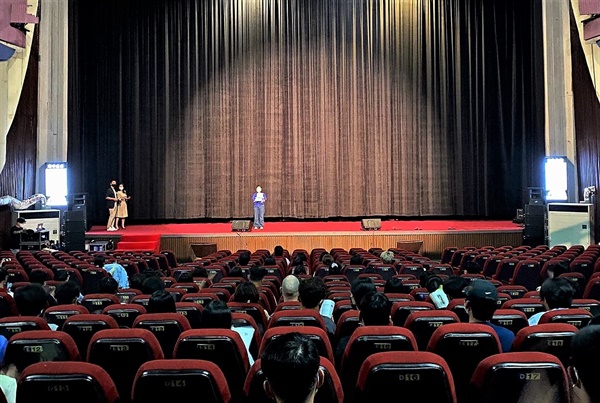  23일 저녁  광주극장에서 열린 11회 광주독립영화제 개막식. 정주미 프로그래머가 올해 상영작 특징을 설명하고 있다.  