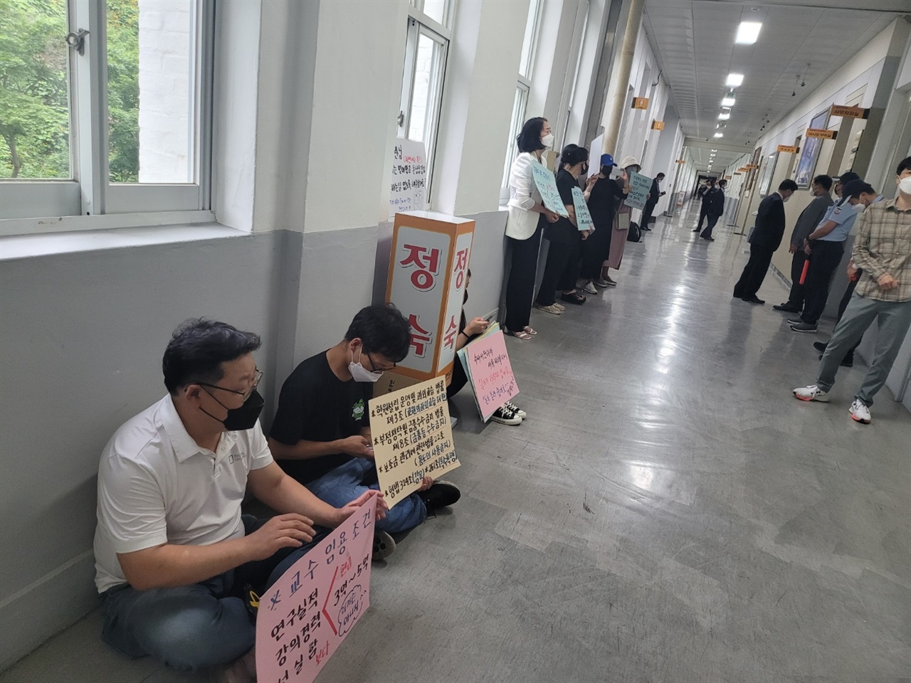 2022년 6월 23일 조선대 무용과 대책위가 요구안 전달을 위해 조선대 이사회 회의실 앞에서 시위하고 있다.