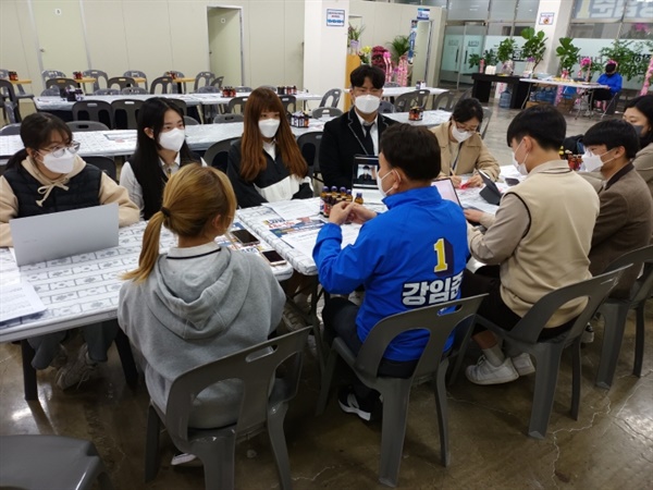 달그락의 청소년들이 지방선거 후보자 선거사무실에 찾아가 청소년 정책을 제안하고 있다.