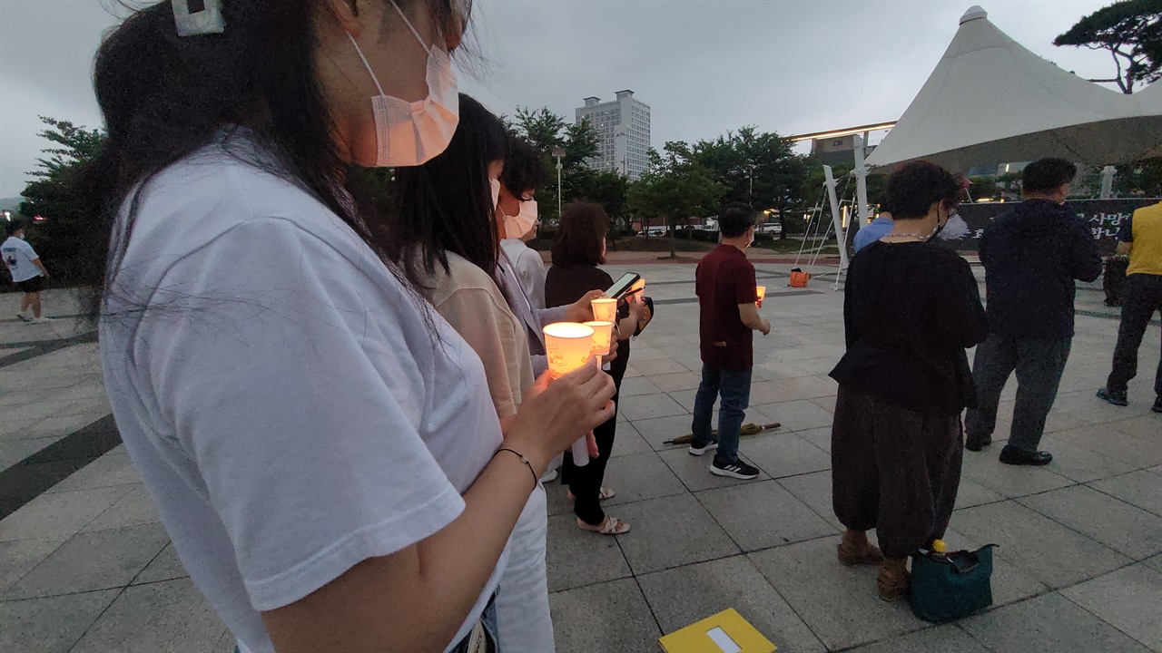 24일 늦은 오후 서산호수공원에서는 미선이와 효순이를 추모하는 추모제가 열렸다. 참가자들이 촛불을 밝히고 있다.