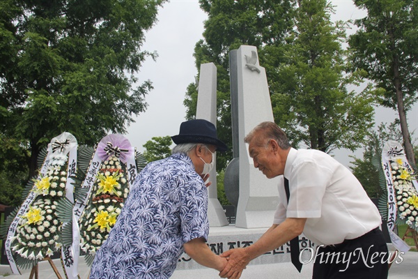 6월 25일 진주 초전공원 '6.15전쟁 진주민간인 희생자 추모비'에서 열린 "한국전쟁 전후 진주 민간인 피학살자 72주기, 제14회 헙동추모제".