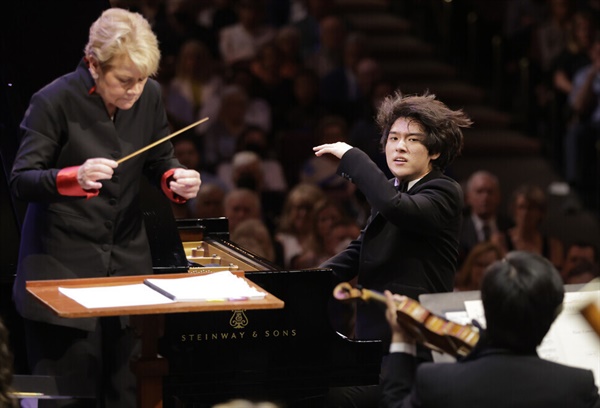 라흐마니노프를 연주하는 임윤찬과 지휘자 두 사람은 마치 오래전부터 연습한 듯한 완벽한 무대를 선사했다