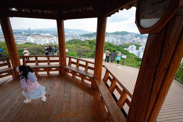 개웅산 개웅정. 개웅정에서 바라본 구로구 일대 풍경.