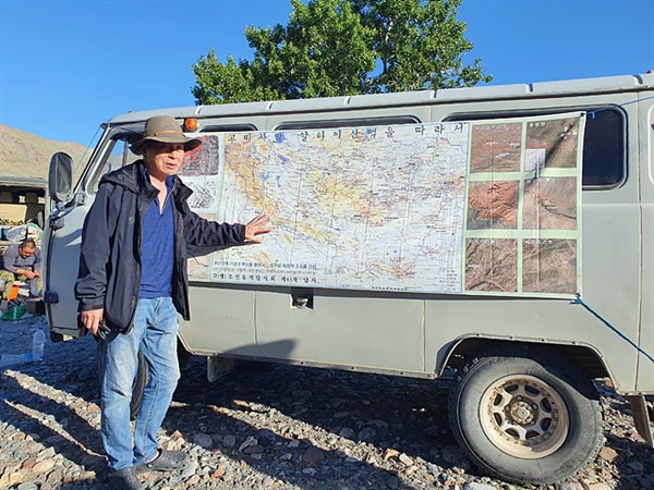 동아지도 대표이자 고조선유적답사회 단장인 안동립씨가 자신이 직접 만든 지도를 푸르공 차에 붙이고 여행일정과 주의사항을 전달하고 있다. 
