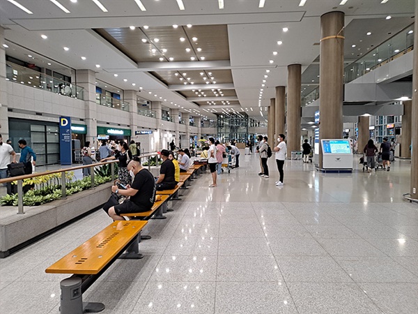 코로나로 한산한 인천공항 입출국장 모습