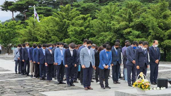 민주당 경남도당은 6월 24일 봉하마을 고 노무현 대통령 묘역 참배.